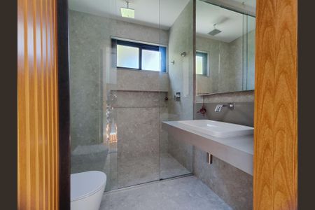 Casa de condomínio à venda com 715m², 6 quartos e 6 vagas Casa de condomínio à venda com 715m², 6 quartos e 6 vagasBanheiro da Área de Lazer