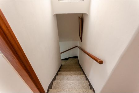 Casa à venda com 99m², 2 quartos e 1 vaga Casa à venda com 99m², 2 quartos e 1 vagaEscada