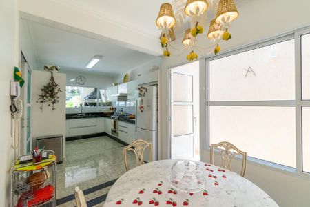 Casa à venda com 360m², 4 quartos e 6 vagasCozinha/Copa
