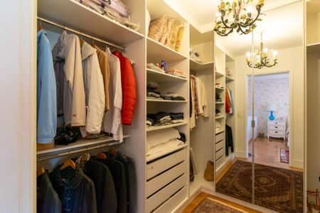 Casa à venda com 360m², 4 quartos e 6 vagasCloset da Suíte 1
