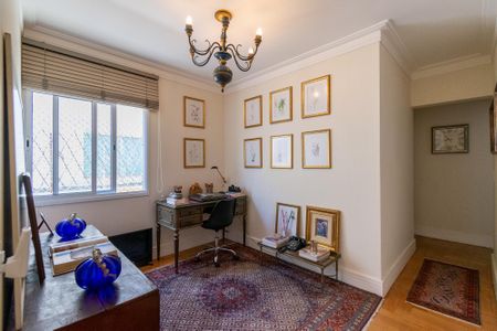 Casa à venda com 360m², 4 quartos e 6 vagasEscritório