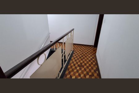 Casa para alugar com 154m², 3 quartos e 2 vagas Casa para alugar com 154m², 3 quartos e 2 vagasEscada