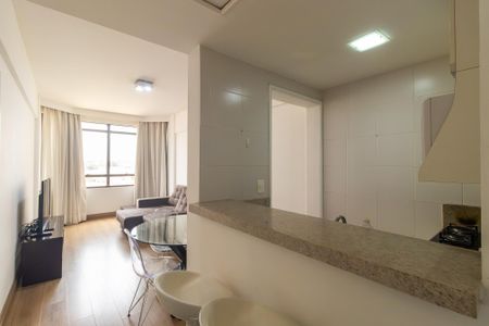 Sala e cozinha de apartamento à venda com 1 quarto, 47m² em Centro, Campinas