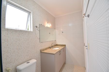 Casa de condomínio para alugar com 129m², 3 quartos e 2 vagasBanheiro da Suíte