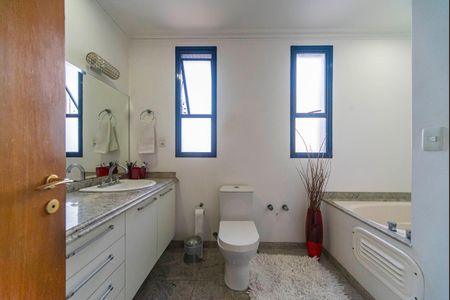 Apartamento para alugar com 260m², 4 quartos e 4 vagasBanheiro do Quarto 1