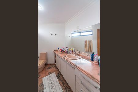 Apartamento para alugar com 260m², 4 quartos e 4 vagasBanheiro do Quarto 3