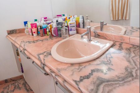 Apartamento para alugar com 260m², 4 quartos e 4 vagasBanheiro do Quarto 3