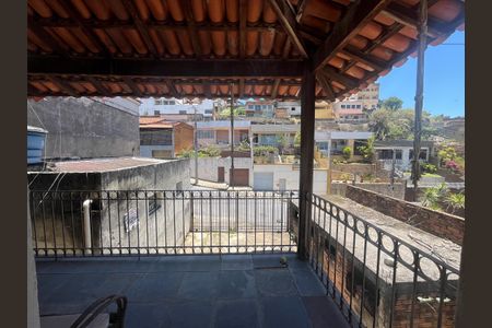 Casa à venda com 360m², 5 quartos e 6 vagas Casa à venda com 360m², 5 quartos e 6 vagasVaranda