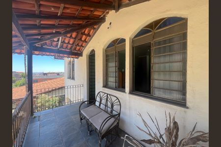 Casa à venda com 360m², 5 quartos e 6 vagas Casa à venda com 360m², 5 quartos e 6 vagasVaranda