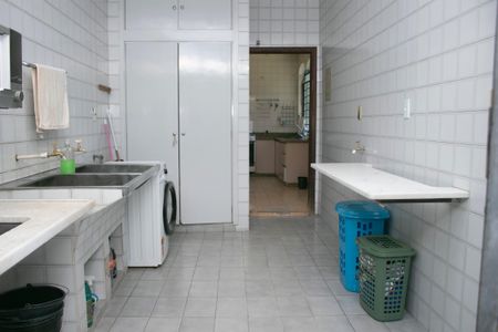 Casa à venda com 360m², 5 quartos e 6 vagas Casa à venda com 360m², 5 quartos e 6 vagasÁrea de Serviço