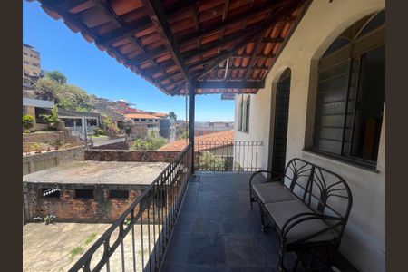 Casa à venda com 360m², 5 quartos e 6 vagas Casa à venda com 360m², 5 quartos e 6 vagasVaranda