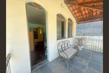 Casa à venda com 360m², 5 quartos e 6 vagas Casa à venda com 360m², 5 quartos e 6 vagasVaranda