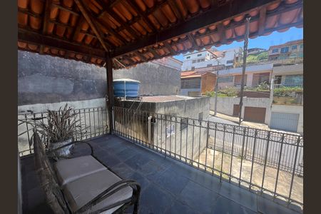 Casa à venda com 360m², 5 quartos e 6 vagas Casa à venda com 360m², 5 quartos e 6 vagasVaranda