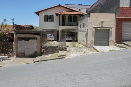 Casa à venda com 360m², 5 quartos e 6 vagas Casa à venda com 360m², 5 quartos e 6 vagasFachada