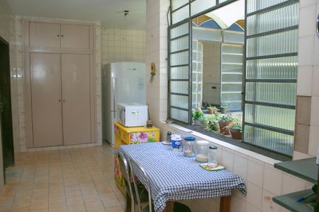 Casa à venda com 360m², 5 quartos e 6 vagas Casa à venda com 360m², 5 quartos e 6 vagasCozinha