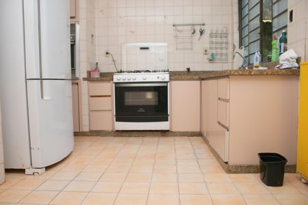 Casa à venda com 360m², 5 quartos e 6 vagas Casa à venda com 360m², 5 quartos e 6 vagasCozinha