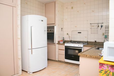 Casa à venda com 360m², 5 quartos e 6 vagas Casa à venda com 360m², 5 quartos e 6 vagasCozinha