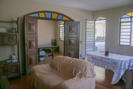 Casa à venda com 360m², 5 quartos e 6 vagas Casa à venda com 360m², 5 quartos e 6 vagasSala