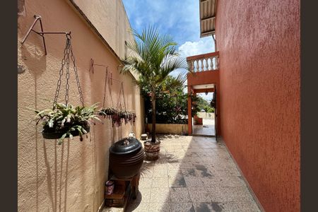 Casa à venda com 211m², 2 quartos e 2 vagasQuintal lateral