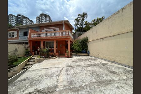 Casa à venda com 211m², 2 quartos e 2 vagasQuintal