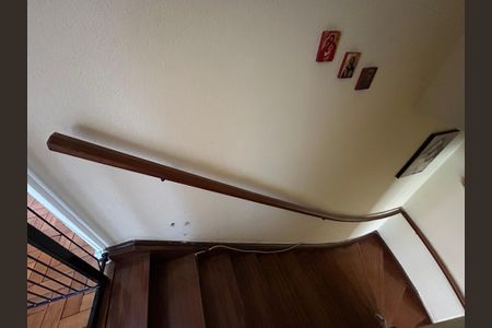 Casa à venda com 211m², 2 quartos e 2 vagasEscada