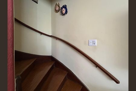 Casa à venda com 211m², 2 quartos e 2 vagasEscada