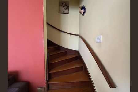 Casa à venda com 211m², 2 quartos e 2 vagasEscada