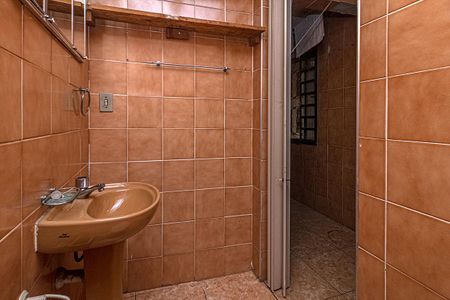 Casa para alugar com 230m², 3 quartos e 3 vagas Casa para alugar com 230m², 3 quartos e 3 vagasbanheiro na área de serviço_4