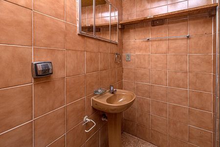 Casa para alugar com 230m², 3 quartos e 3 vagas Casa para alugar com 230m², 3 quartos e 3 vagasbanheiro na área de serviço_3