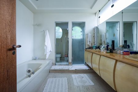 Casa à venda com 447m², 5 quartos e 4 vagasBanheiro da Suíte 2