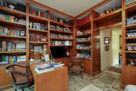 Casa à venda com 447m², 5 quartos e 4 vagasSala Intima