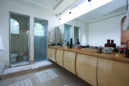 Casa à venda com 447m², 5 quartos e 4 vagasBanheiro da Suíte 2