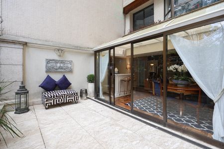 Apartamento à venda com 386m², 3 quartos e 4 vagas Apartamento à venda com 386m², 3 quartos e 4 vagasSala de TV