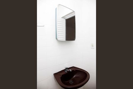 Banheiro de kitnet/studio para alugar com 1 quarto, 27m² em Centro Histórico, Porto Alegre