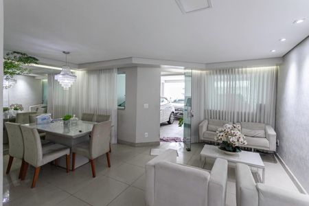 Casa à venda com 242m², 4 quartos e 4 vagasSala