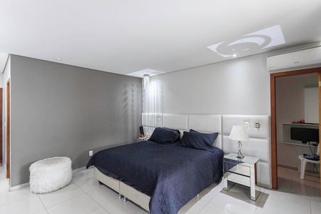 Casa à venda com 242m², 4 quartos e 4 vagasSuíte