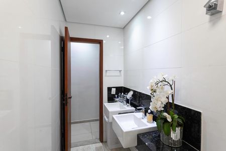 Casa à venda com 242m², 4 quartos e 4 vagasBanheiro da suíte