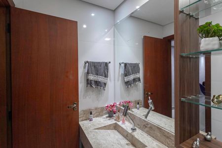 Casa à venda com 242m², 4 quartos e 4 vagasBanheiro social 2