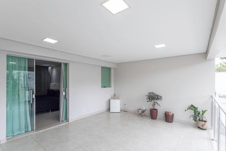 Casa à venda com 242m², 4 quartos e 4 vagasVaranda da suíte 