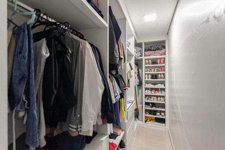 Casa à venda com 242m², 4 quartos e 4 vagasCloset da suíte