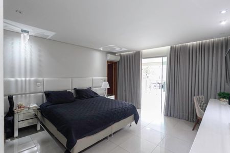 Casa à venda com 242m², 4 quartos e 4 vagasSuíte 