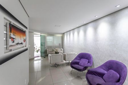 Casa à venda com 242m², 4 quartos e 4 vagasSala