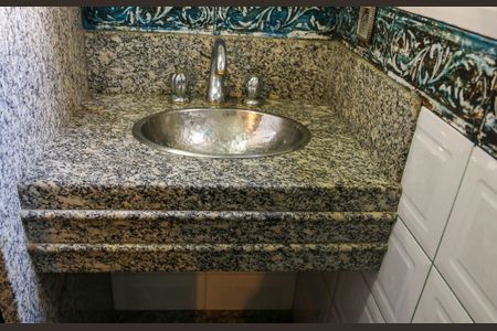 Casa de condomínio à venda com 280m², 4 quartos e 2 vagasBanheiro do Quarto Suite 2 - 2º Pavimento