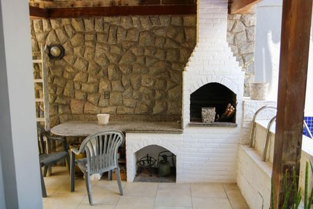 Casa de condomínio à venda com 280m², 4 quartos e 2 vagasChurrasqueira