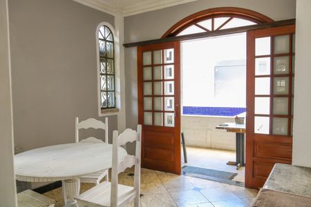 Casa de condomínio à venda com 280m², 4 quartos e 2 vagasSala - 1º Pavimento