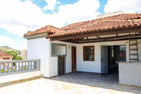 Casa de condomínio à venda com 280m², 4 quartos e 2 vagasTerraço
