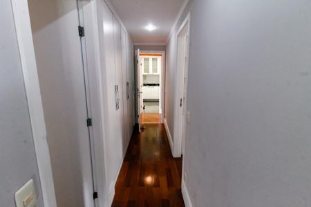 Apartamento para alugar com 140m², 3 quartos e 2 vagas Apartamento para alugar com 140m², 3 quartos e 2 vagasArmários do corredor