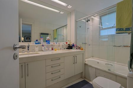 Apartamento à venda com 195m², 4 quartos e 5 vagasBanheiro da Suíte 1