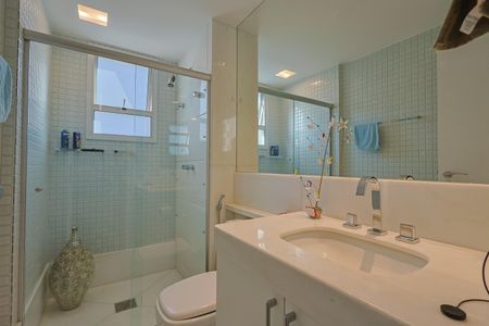 Apartamento à venda com 195m², 4 quartos e 5 vagasBanheiro da Suíte 2