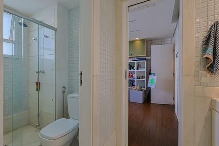 Apartamento à venda com 195m², 4 quartos e 5 vagasBanheiro dos Quartos 1 e 2
